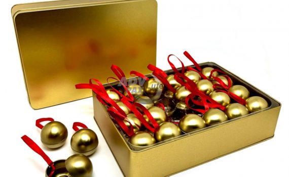 Nachhaltiges, wiederverwendbares Adventskalender-Set mit 24 Metallkugeln, Zahlen-Aufklebern und Aufbewahrungs-Box. Direkt vom Hersteller. Jetzt vorbestellen!